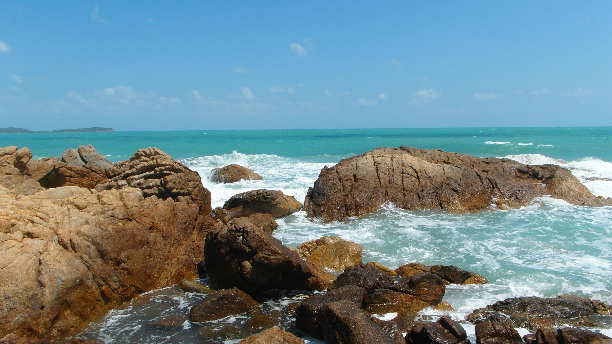 Granite boulders in turquoise surf at Chaweng Noi, Koh Samui